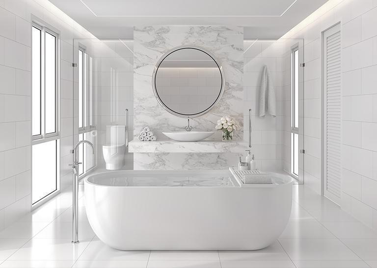 Biała łazienka z wanną wolnostojącą
